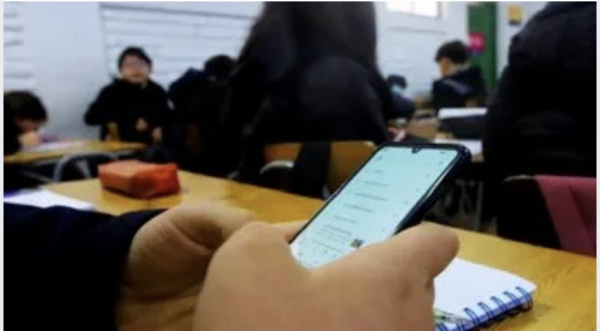 ¿Prohibir los celulares en las escuelas de México es la solución? Esto es lo que dicen los expertos